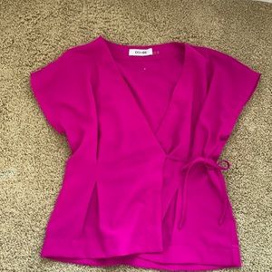 DO+BE super flattering wrap top